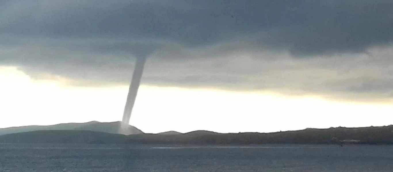 Τεράστιες καταστροφές από υδροστρόβιλο στη Σητεία- Σάρωσε θερμοκήπια και δέντρα (φωτο)